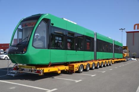 Prezentarea celui mai modern tramvai românesc i-a cam lăsat indiferenţi pe orădeni (FOTO)