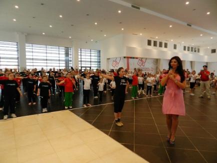 Sute de majorete din toată ţara au învârtit bastonul la Oradea Shopping City (FOTO / VIDEO)