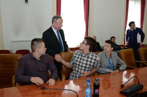 Campionii de la echipa de polo juniori I a CS Crişul, premiaţi de conducerea clubului (FOTO)