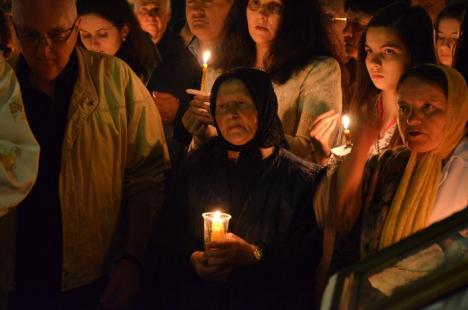 Hristos a Înviat! Sute de orădeni au mers să ia lumină la bisericile din centru (FOTO)