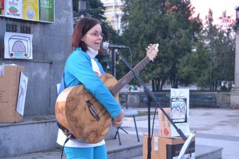Protest artistic la Oradea: Muzică, "teatru civic" şi jonglerii cu foc pentru salvarea Roşiei Montane (FOTO/VIDEO)