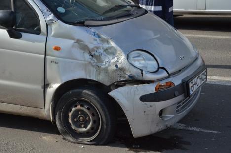 Accident în centru: Un motociclist a intrat din plin într-un Matiz care a trecut pe galben (FOTO)