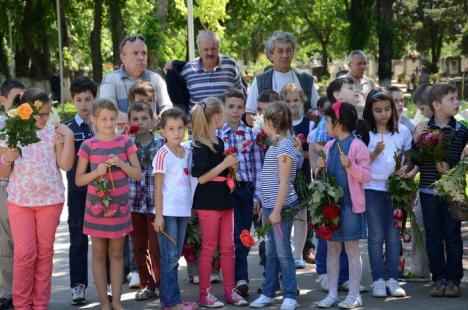 Autorităţile au marcat Ziua Eroilor Neamului cu depuneri de coroane (FOTO)