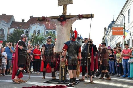 Patimile lui Hristos: Sute de orădeni l-au însoţit pe Iisus pe Drumul Crucii (FOTO / VIDEO)