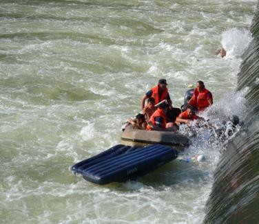 Intervenţie spectaculoasă: Patru copii în pericol de înec, salvaţi de pompieri dintr-un vârtej lângă Podul Dacia (FOTO)