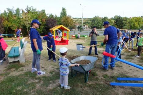 Voluntarii Provident şi picii din Dragoş Vodă au făcut un nou loc de joacă (FOTO/VIDEO)