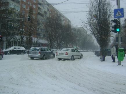 Zăpada a acoperit Oradea. Echipajele RER acţionează pentru curăţarea drumurilor (FOTO)