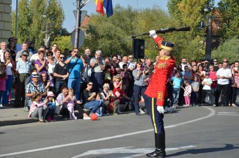 A început festivalul muzicii militare: Orădenii au aplaudat demonstraţii de mânuire a armamentului (FOTO/VIDEO)