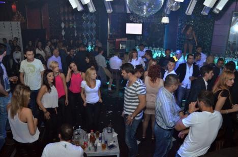 Clubul The One s-a redeschis cu DJ Rynno, animatoare sexy şi confetti. Vezi care a fost atmosfera! (FOTO)