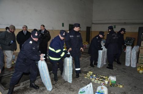 Aproape 20 de tone de alimente au plecat din Oradea către sinistraţii din Ialomiţa (FOTO)