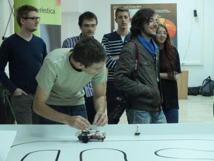 Studenţi şi liceeni s-au întrecut în roboţi, la Universitatea din Oradea (FOTO / VIDEO)