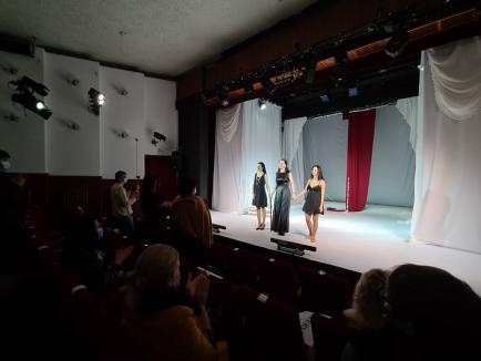 Femei înalte: Primul spectacol al Teatrului Regina Maria la revenirea în faţa publicului este regizat de o orădeancă de 26 de ani (FOTO)