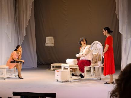 Femei înalte: Primul spectacol al Teatrului Regina Maria la revenirea în faţa publicului este regizat de o orădeancă de 26 de ani (FOTO)
