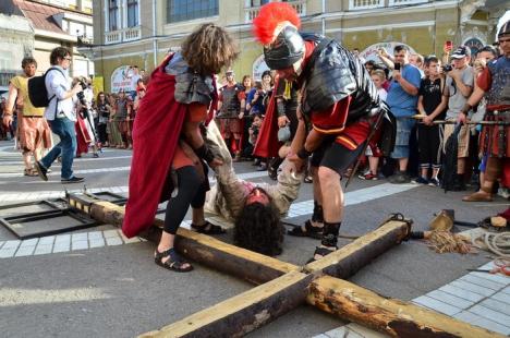 Patimile lui Hristos: Sute de orădeni l-au însoţit pe Iisus pe Drumul Crucii (FOTO / VIDEO)