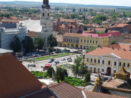 Turnul Primăriei, "împodobit" cu baloane: Sute de copii au tăbărât peste Arlechinul Gulliver (FOTO)