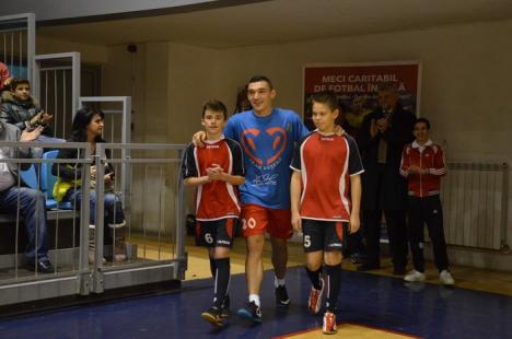 Campionii inimilor: Circa 2.000 de orădeni la meciul caritabil cu vedete organizat de Claudiu Keşeru (FOTO)
