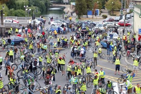 Bicicleta, cel mai rapid mijloc de transport în Oradea. Peste 500 de orădeni au pedalat victorioşi prin oraş (FOTO/VIDEO)