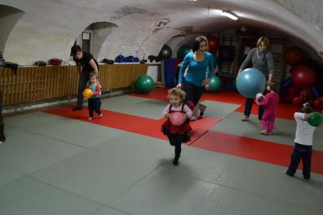 Baby Sport: Pentru a-i obişnui pe cei mici cu mişcarea, părinţii pot să-i ducă la clubul sportiv Gym Oradea (FOTO)