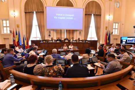 'Vă este frică!' Ultima şedinţă a Consiliului Local Oradea înaintea alegerilor s-a desfăşurat cu polemici, reproşuri şi provocări (FOTO)