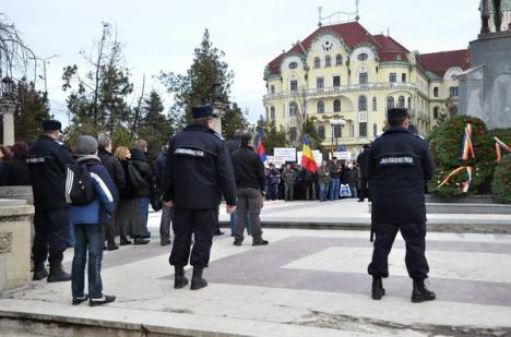 Ăsta da miting! 500 de funcţionari au protestat în centrul oraşului împotriva lui Băsescu şi Boc (FOTO)