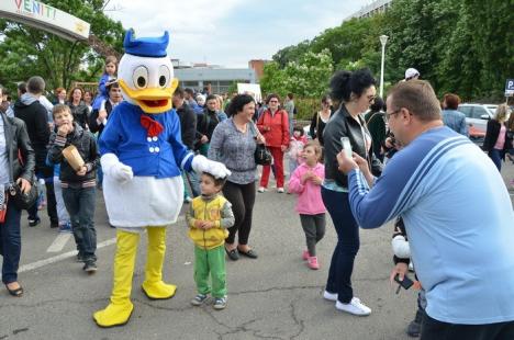 Aniversare Disney: Sute de copii şi-au sărbătorit ziua pe Corso, alături de Mikey Mouse, Donald sau Albă ca Zăpada (FOTO)
