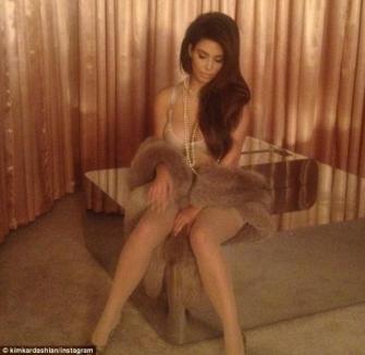 Kim Kardashian arată în dresuri şi portjartier că este sexy şi dacă e mămică (FOTO)