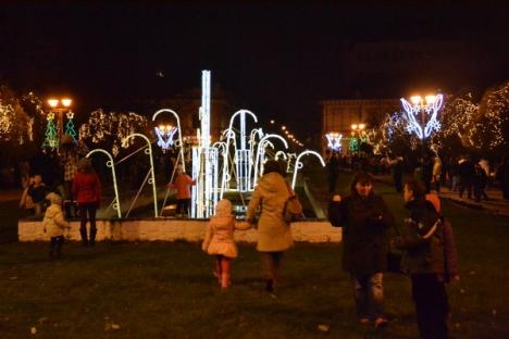 Oradea a îmbrăcat straie de sărbătoare: copiii au aprins ghirlandele de Crăciun (FOTO) 