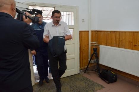 Acuzat de evaziune fiscală de 1,8 milioane de euro preotul Ovidiu Pop şi doi dintre complicii săi, au fost arestaţi (FOTO)