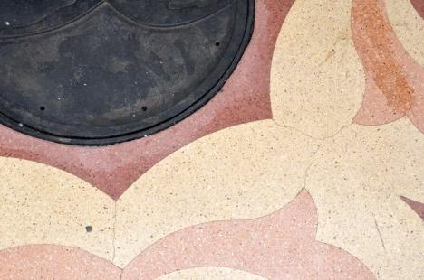 Se rade tot: Mozaicul turnat de mântuială în Pasajul Vulturul Negru va fi spart cu picamerele! (FOTO)