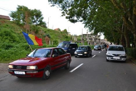 Octavian Bot a strâns 20 de maşini şi a mărşăluit pentru demiterea lui Băsescu (FOTO)