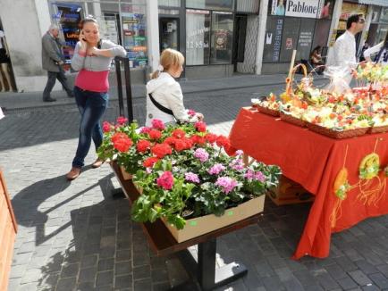 Ornamente de Paşte: târg de icoane, flori şi aranjamente, pe Corso (FOTO)