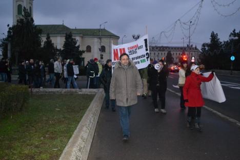 "Colind" de protest la Oradea: "Iată vin executori, şpăgile-s calde" (FOTO/VIDEO)