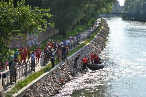 Intervenţie spectaculoasă: Patru copii în pericol de înec, salvaţi de pompieri dintr-un vârtej lângă Podul Dacia (FOTO)