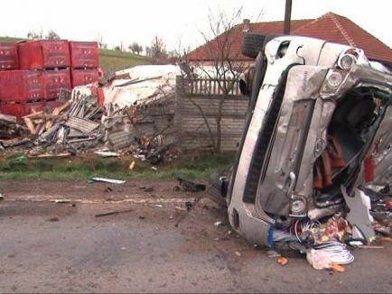 Accident oribil provocat de un şofer de Mercedes fără permis. Trei tineri au murit (FOTO/VIDEO)