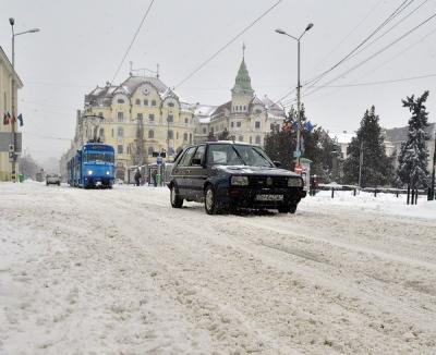 Zăpada a acoperit Oradea. Echipajele RER acţionează pentru curăţarea drumurilor (FOTO)