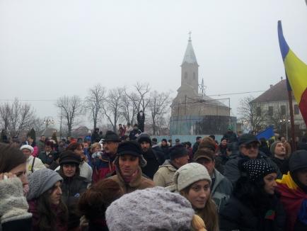 Sute de oameni, la protestul anti gaze de şist de la Sânmartin: "Jos prefectul!" (FOTO / VIDEO)