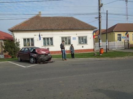 Vot cu peripeţii la Sântandrei: Cinci maşini, avariate, după ce un şofer nu a oprit la Stop (FOTO)