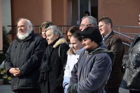 Sute de oameni la înmormântarea profesorului Barbu Ştefănescu (FOTO)