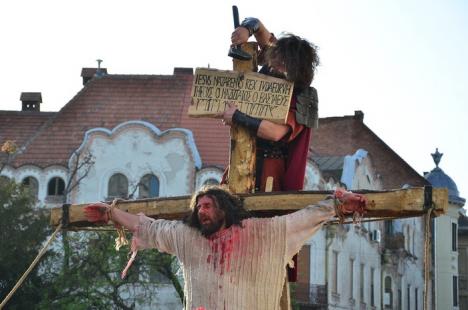 Patimile lui Hristos: Sute de orădeni l-au însoţit pe Iisus pe Drumul Crucii (FOTO / VIDEO)