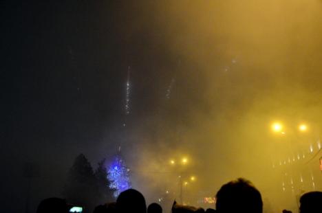 La mulţi ani, 2014! Revelionul din centrul Oradiei, "inundat" în ceaţă (FOTO/VIDEO)