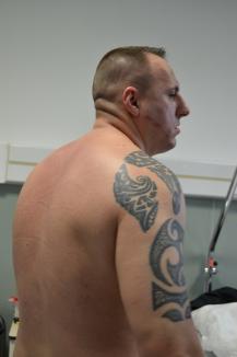 Bătaie în sediul Poliţiei: Mascaţii i-au spart falca unui apropiat al clanului Neguş şi i-au "prăjit" organele genitale (FOTO/VIDEO)