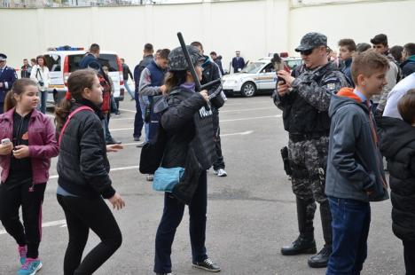 Bombă artizanală şi jaf armat în curtea Poliţiei Bihor: mascaţii au intervenit în forţă (FOTO)