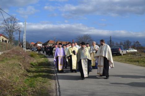 Preşedintele Traian Băsescu şi fostul premier Emil Boc, la înmormântarea tatălui preşedintelui PDL Vasile Blaga, la Petrileni (FOTO)