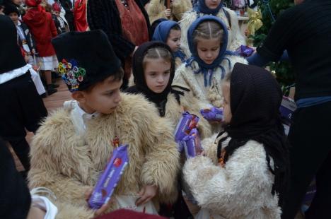 "Asta-i datina străveche": Aproape 400 de copii au făcut parada costumelor populare, colindând prin oraş (FOTO)