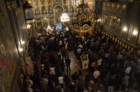 Hristos a Înviat! Sute de orădeni au mers să ia lumină la bisericile din centru (FOTO)