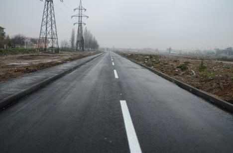 Calea de acces din incinta fostelor unităţi militare de pe malul Peţei a fost transformată în drum cu două benzi (FOTO)