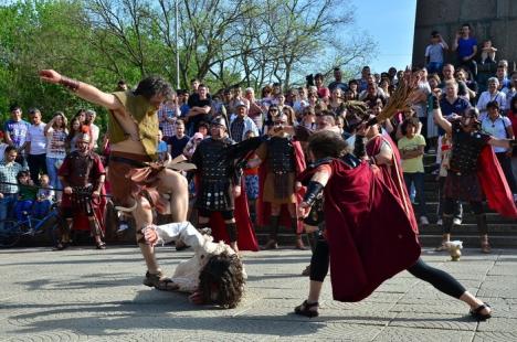 Patimile lui Hristos: Sute de orădeni l-au însoţit pe Iisus pe Drumul Crucii (FOTO / VIDEO)