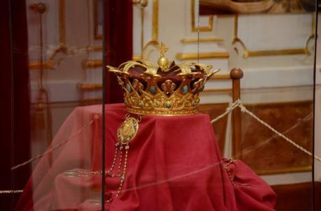 Orădenii au luat cu asalt Teatrul pentru a vedea coroana Reginei Maria (FOTO)