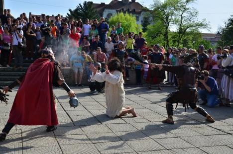 Patimile lui Hristos: Sute de orădeni l-au însoţit pe Iisus pe Drumul Crucii (FOTO / VIDEO)