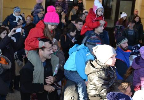 Moş Crăciun, asaltat de părinţi în Gara Oradea: "Aţi mai văzut copil sub tren?" (FOTO / VIDEO)